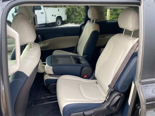 Used 2025 Kia Carnival EX image 9