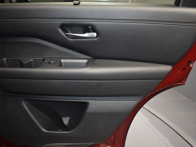 Used 2024 Nissan Pathfinder Platinum image 15