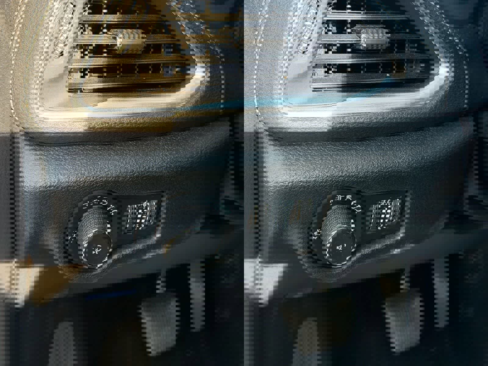 Used 2025 Chrysler Pacifica Limited image 14