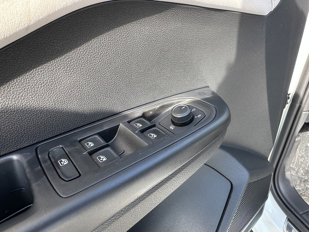 New 2025 Volkswagen Taos SE image 18