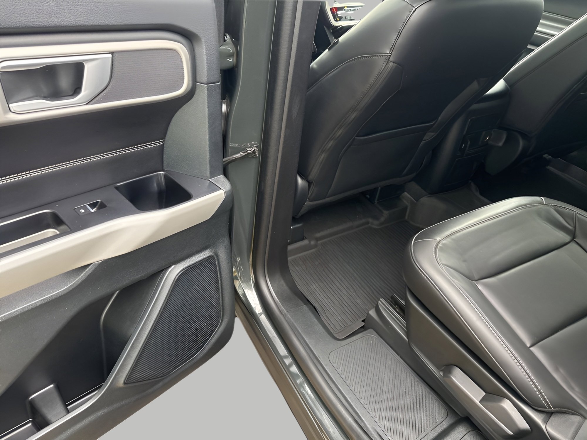 Used 2023 Ford Explorer XLT w/ Equipment Group 202A image 30