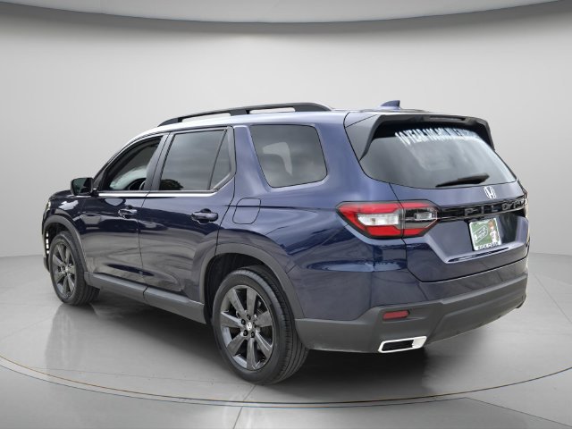 Used 2025 Honda Pilot Sport image 4