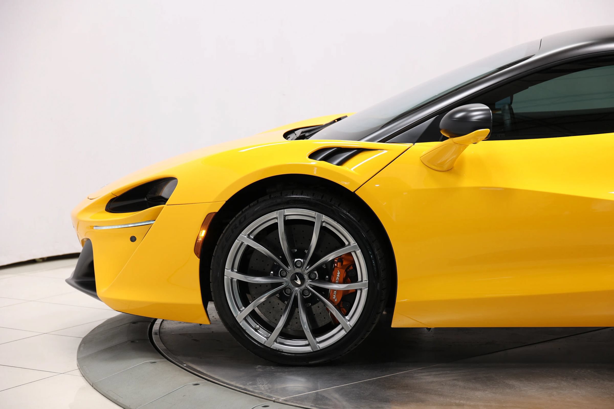 Used 2023 McLaren Artura RWD image 7