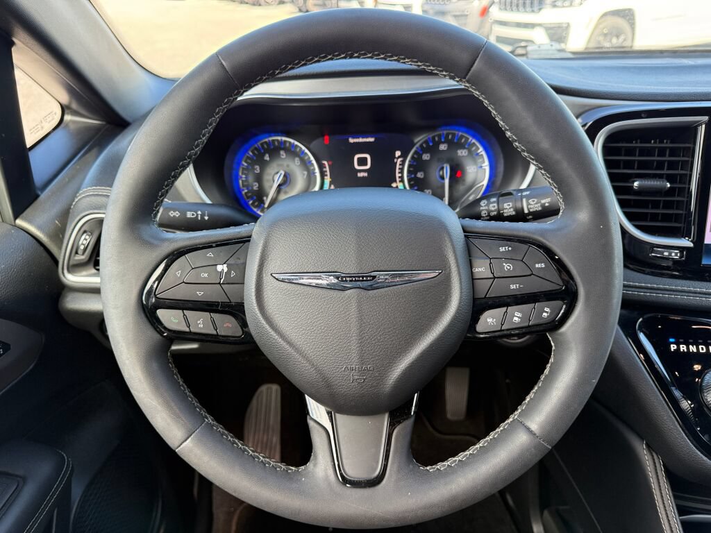 Used 2023 Chrysler Pacifica Limited w/ S Appearance Package AWD/4WD image 17