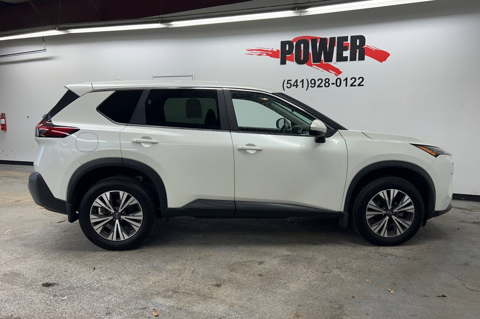 Used 2023 Nissan Rogue SV image 2