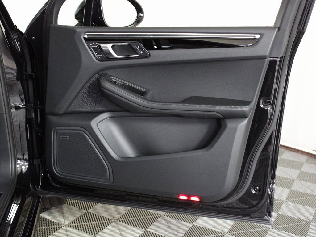 Certified 2025 Porsche Macan Turbo image 38
