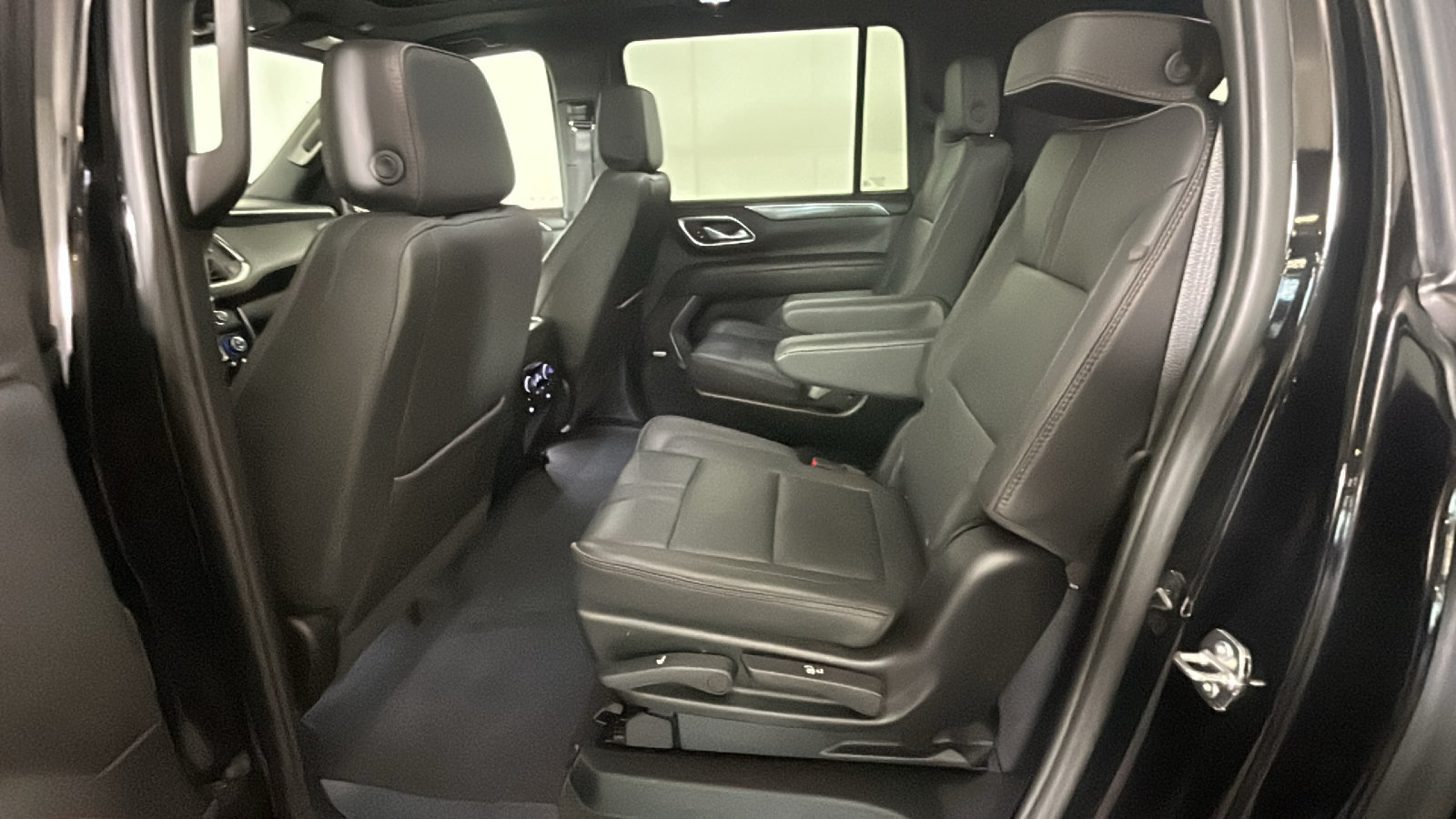Used 2024 Chevrolet Suburban RST w/ Luxury Package AWD/4WD image 32