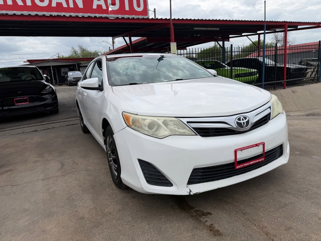 Used 2014 Toyota Camry LE image 2