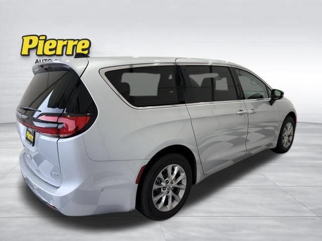 Used 2024 Chrysler Pacifica Touring-L AWD/4WD image 6