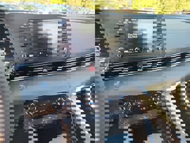 Used 2022 Hyundai Elantra SEL w/ Cargo Package image 23