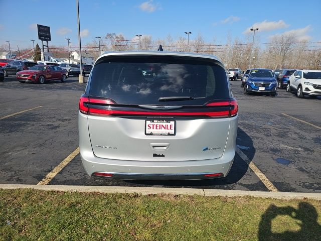 Used 2023 Chrysler Pacifica Touring-L FWD image 6