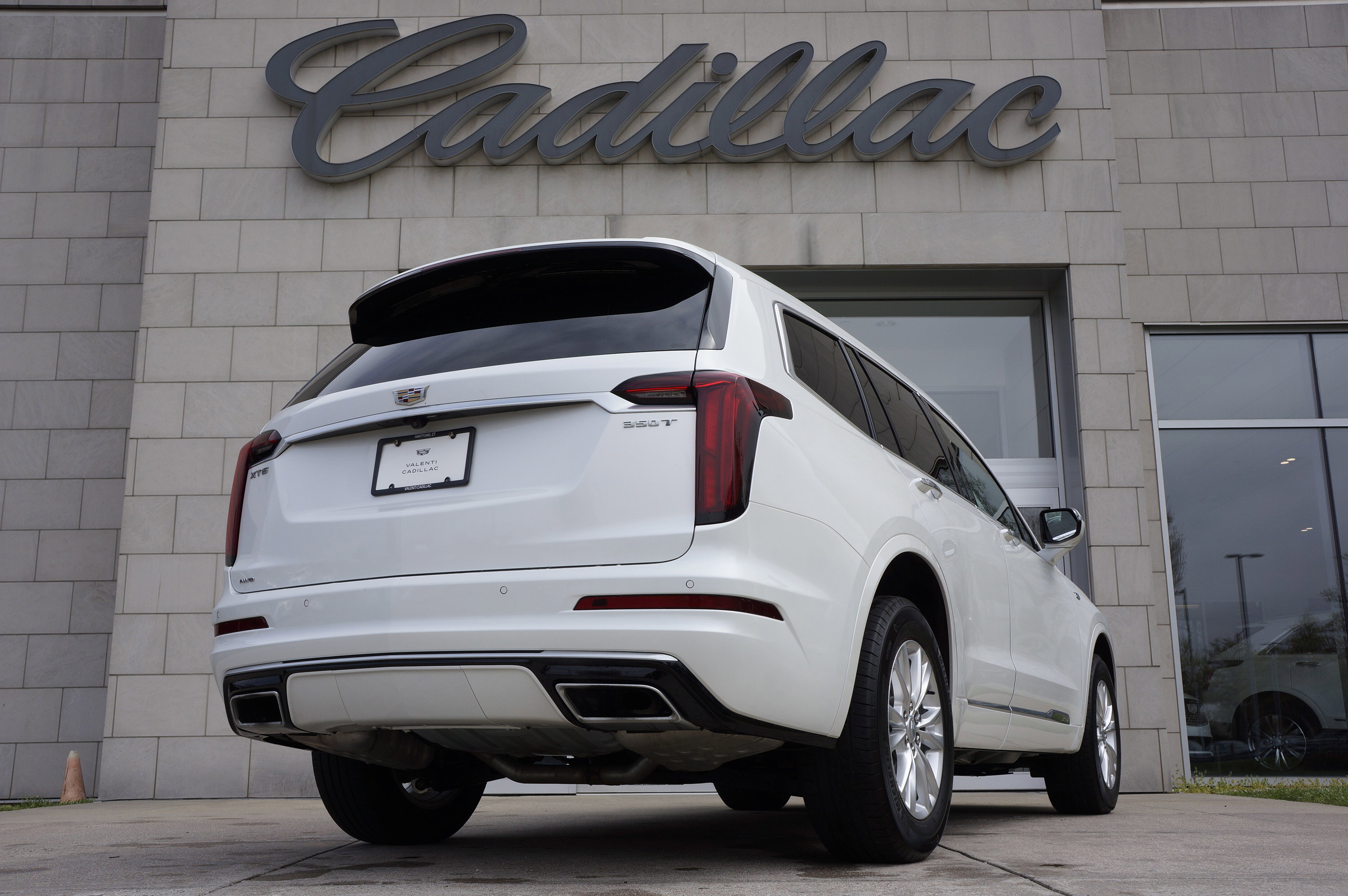 Used 2024 Cadillac XT6 Luxury w/ LPO, Floor Liner Package image 4