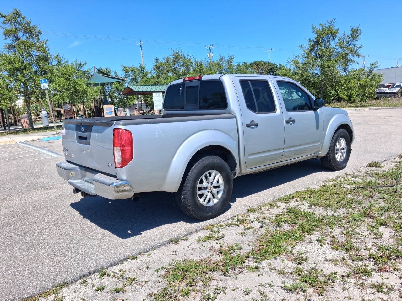 Used 2015 Nissan Frontier S RWD image 5