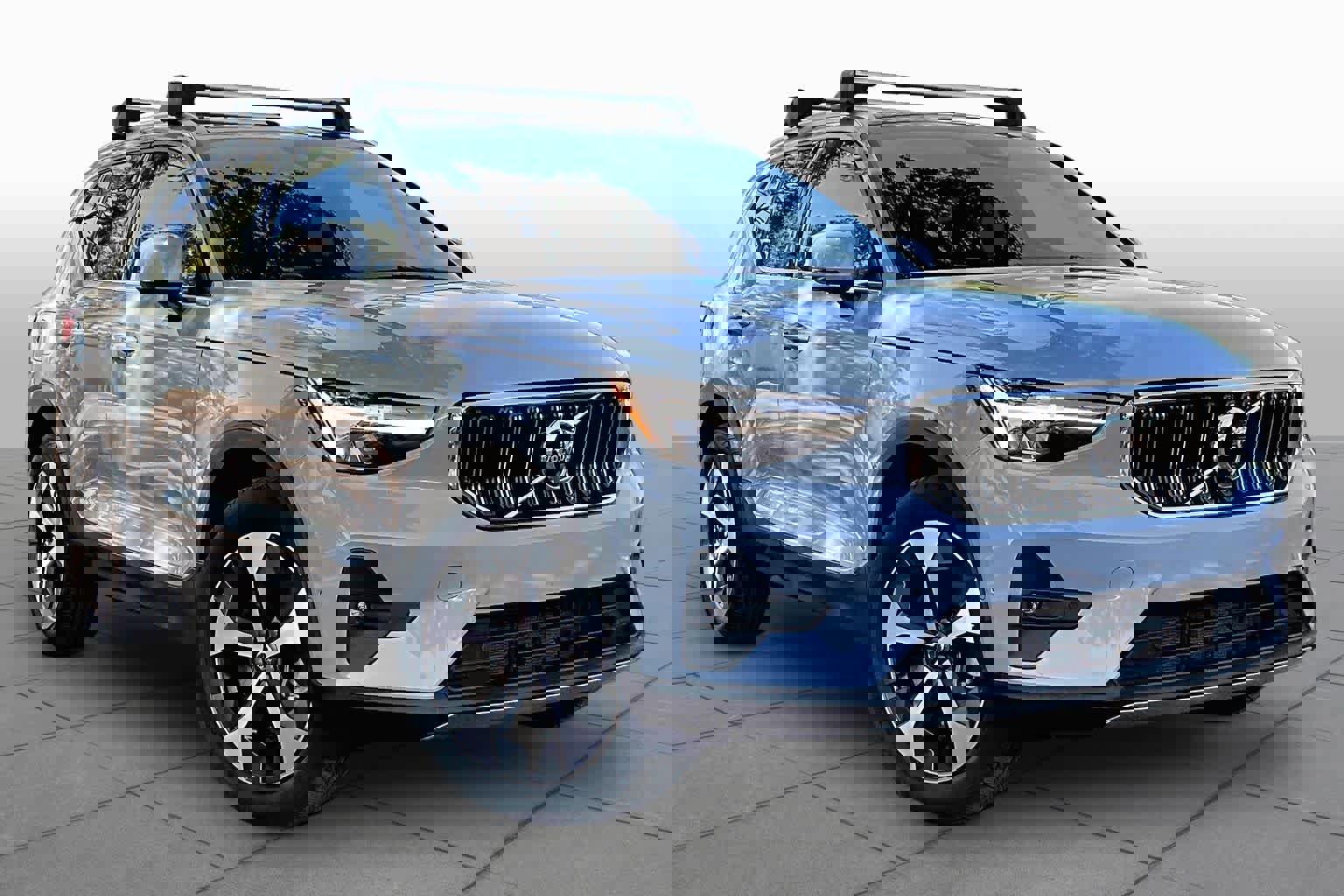 Used 2025 Volvo XC40 B5 Plus AWD/4WD image 3