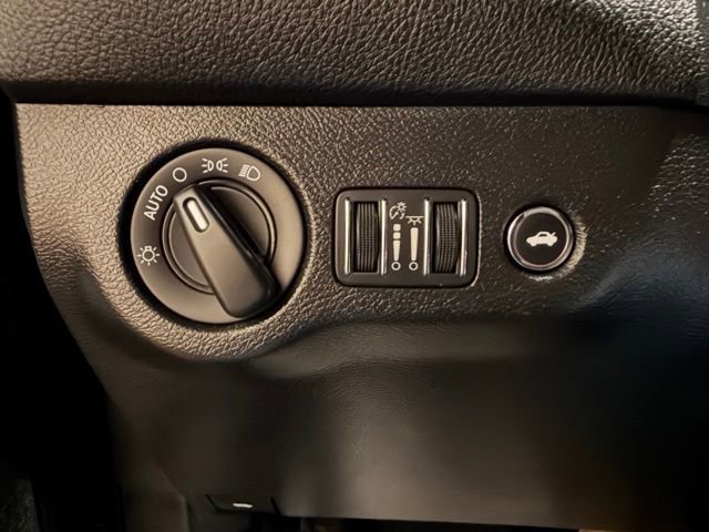 Used 2021 Dodge Challenger SXT image 33