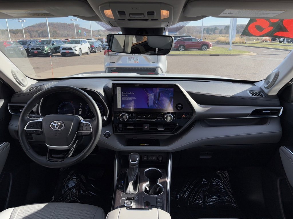 Used 2023 Toyota Highlander Limited image 16