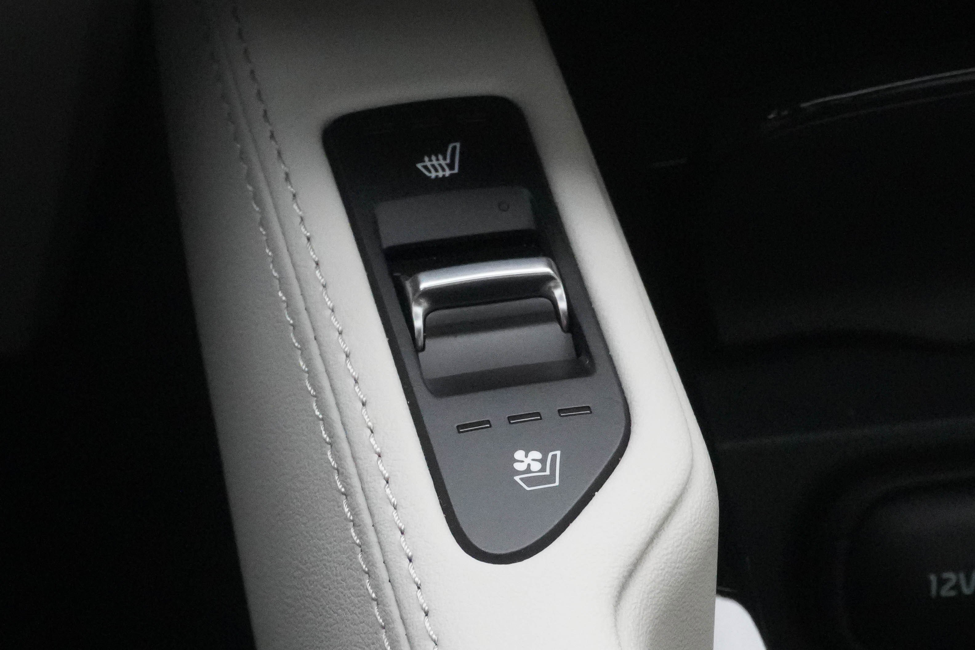 Used 2025 Kia Telluride EX w/ EX Captain's Chair Package image 26