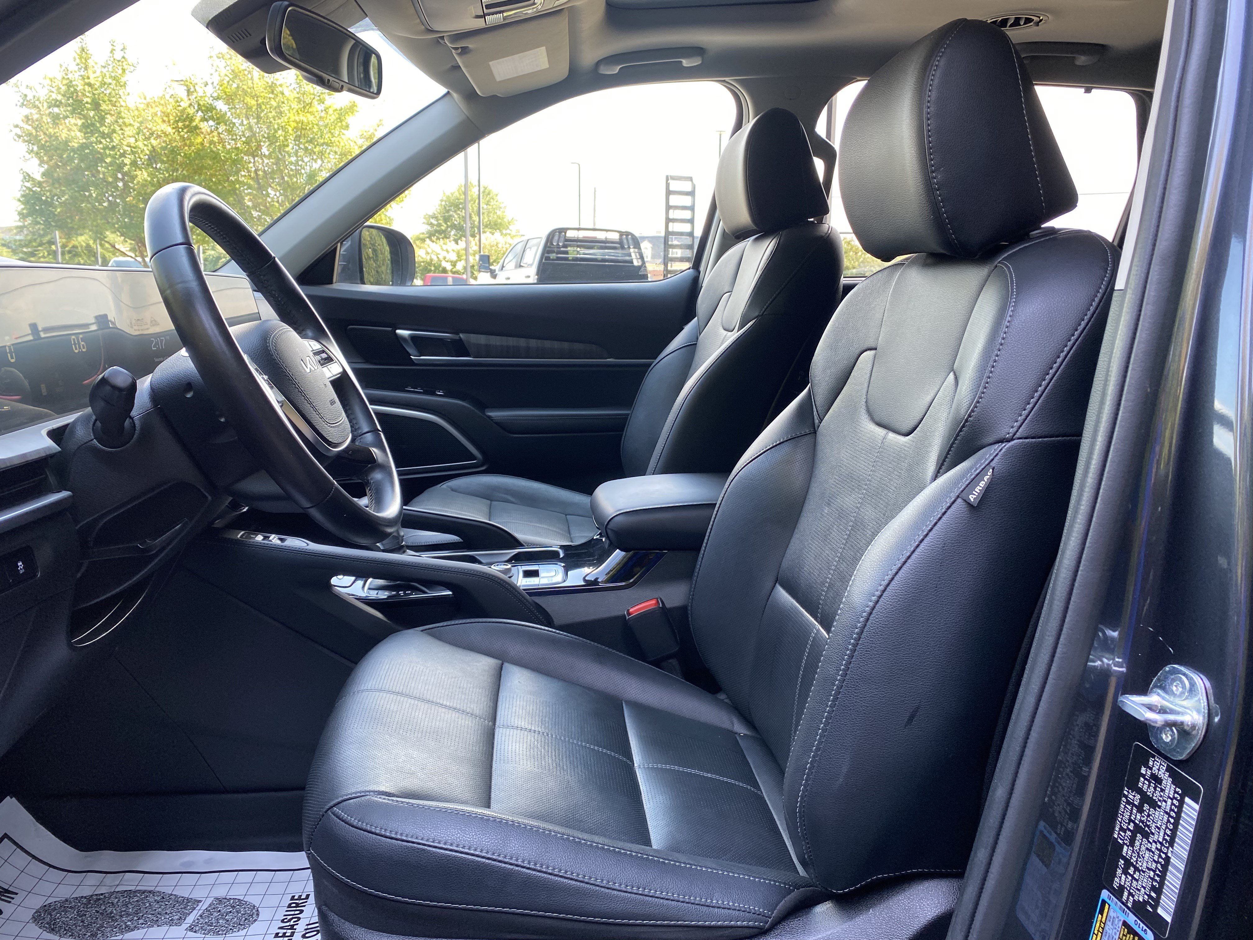 Used 2024 Kia Telluride EX w/ EX Captain's Chair Package FWD image 16