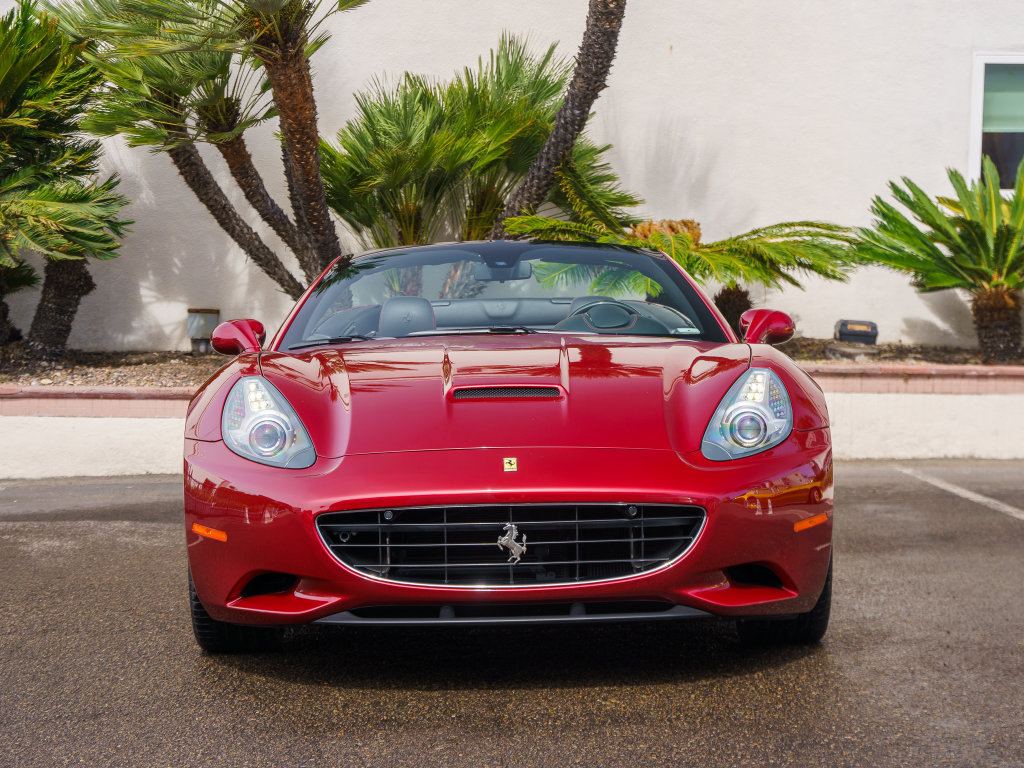 Used 2010 Ferrari California RWD image 2