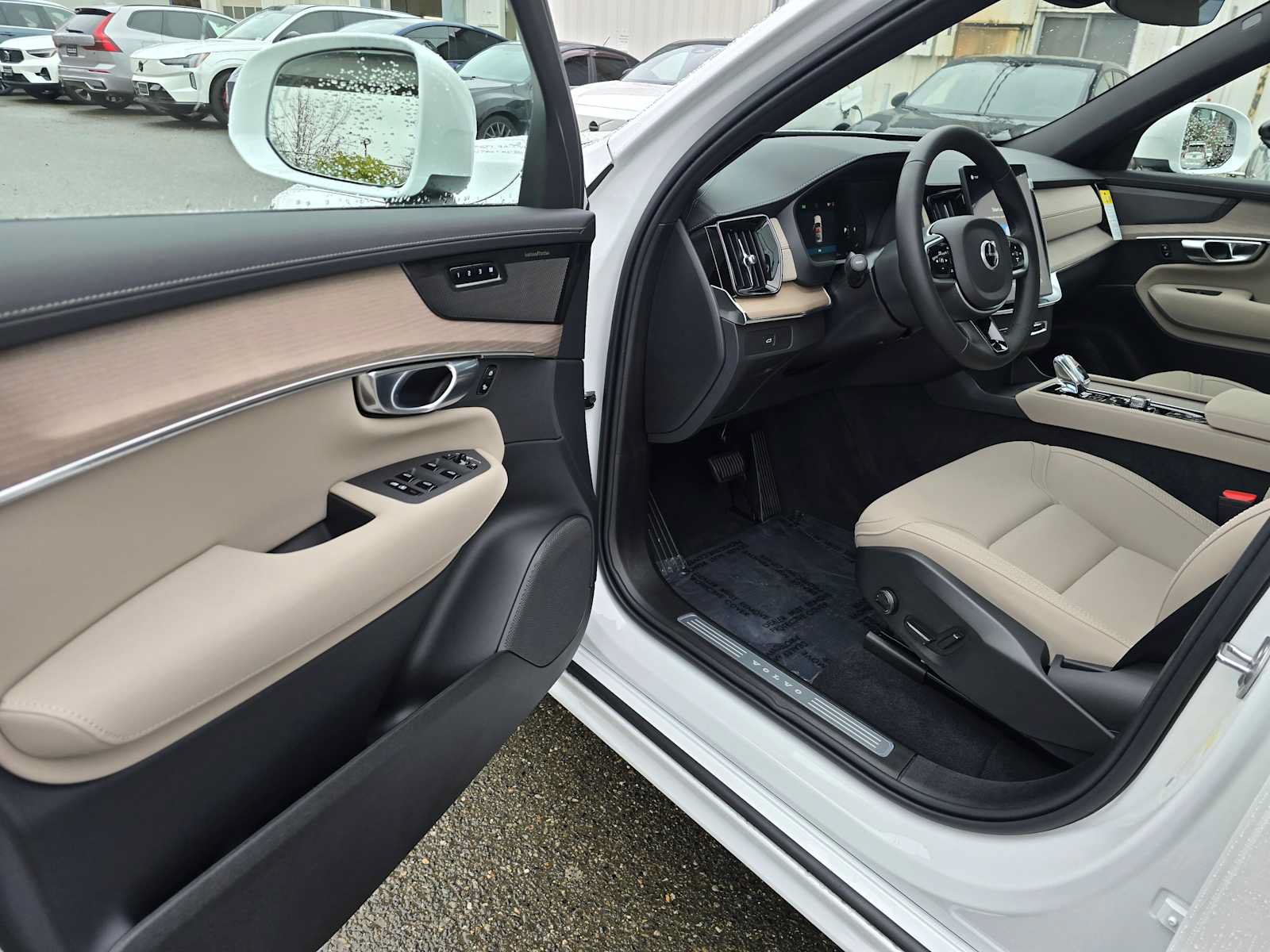 New 2026 Volvo XC90 B6 Plus w/ Protection Package Premier AWD/4WD image 22