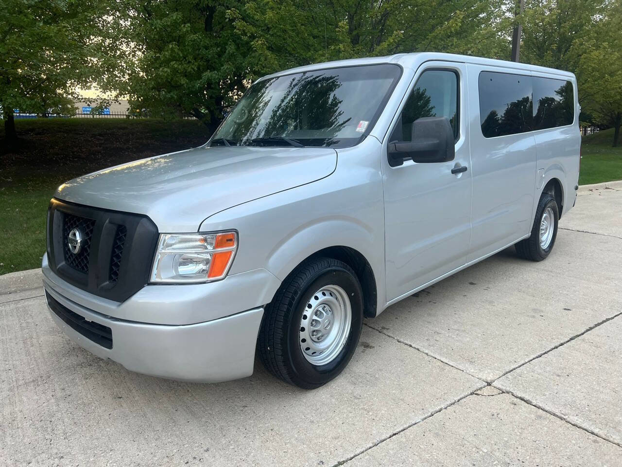 Used 2019 Nissan NV 3500 S image 3