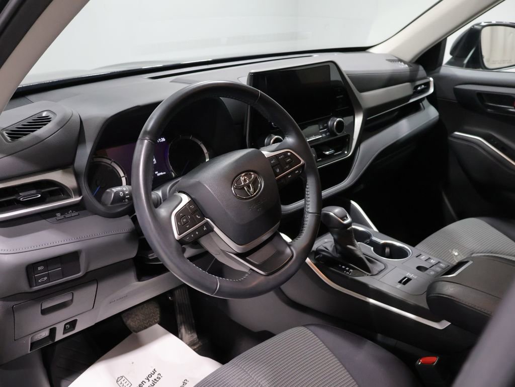 Used 2023 Toyota Highlander LE image 16