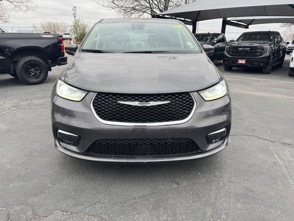 Used 2023 Chrysler Pacifica Touring-L image 2