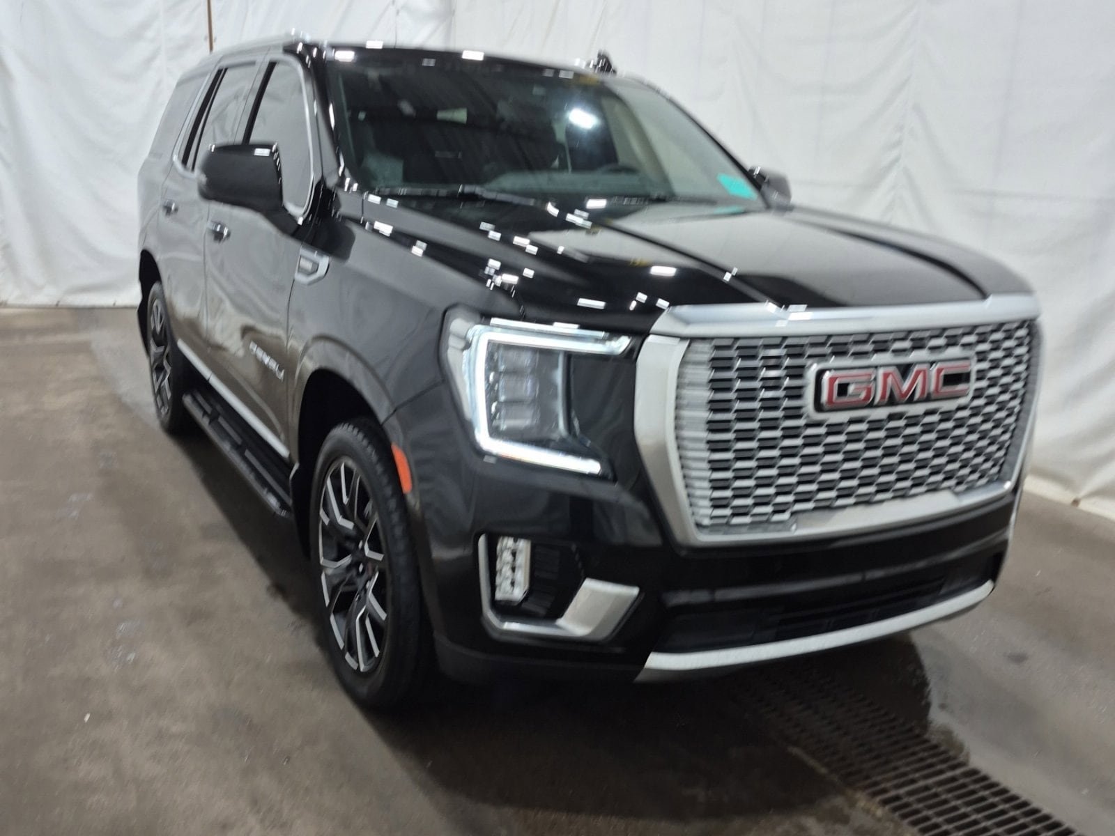 Used 2024 GMC Yukon Denali w/ Advanced Technology Package AWD/4WD image 6