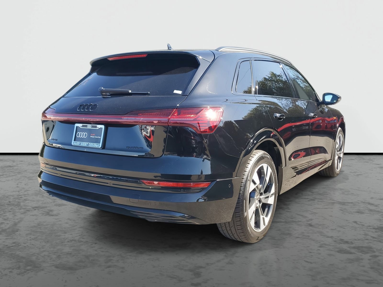 Used 2023 Audi e-tron Premium image 4