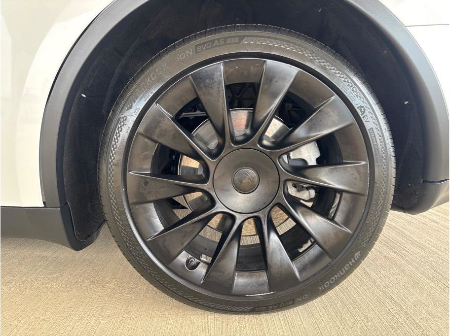 Used 2021 Tesla Model Y Long Range image 24