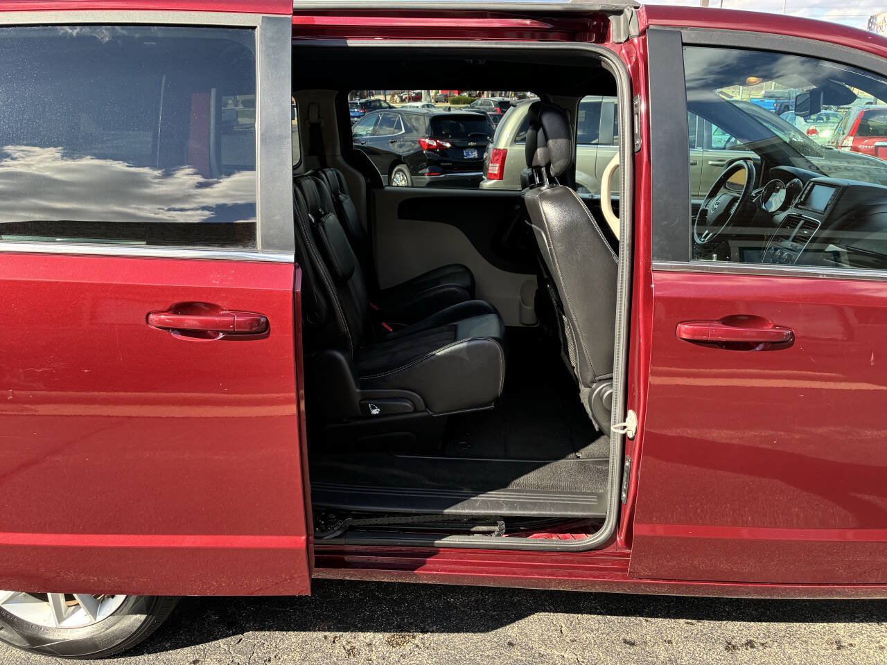 Used 2019 Dodge Grand Caravan SXT FWD image 23
