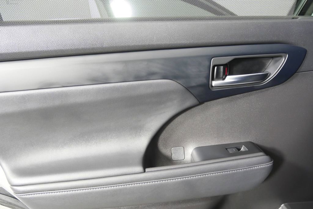 Used 2022 Toyota Highlander XLE image 14