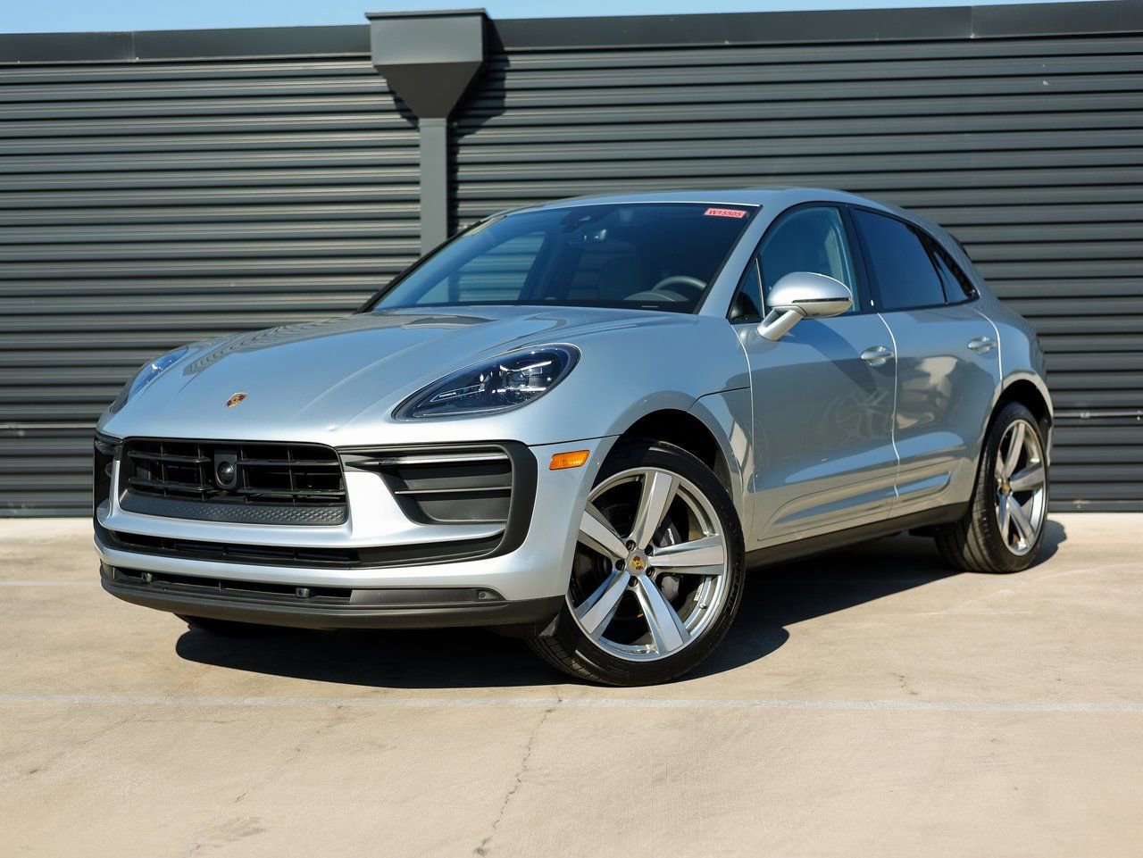 Certified 2025 Porsche Macan image 1