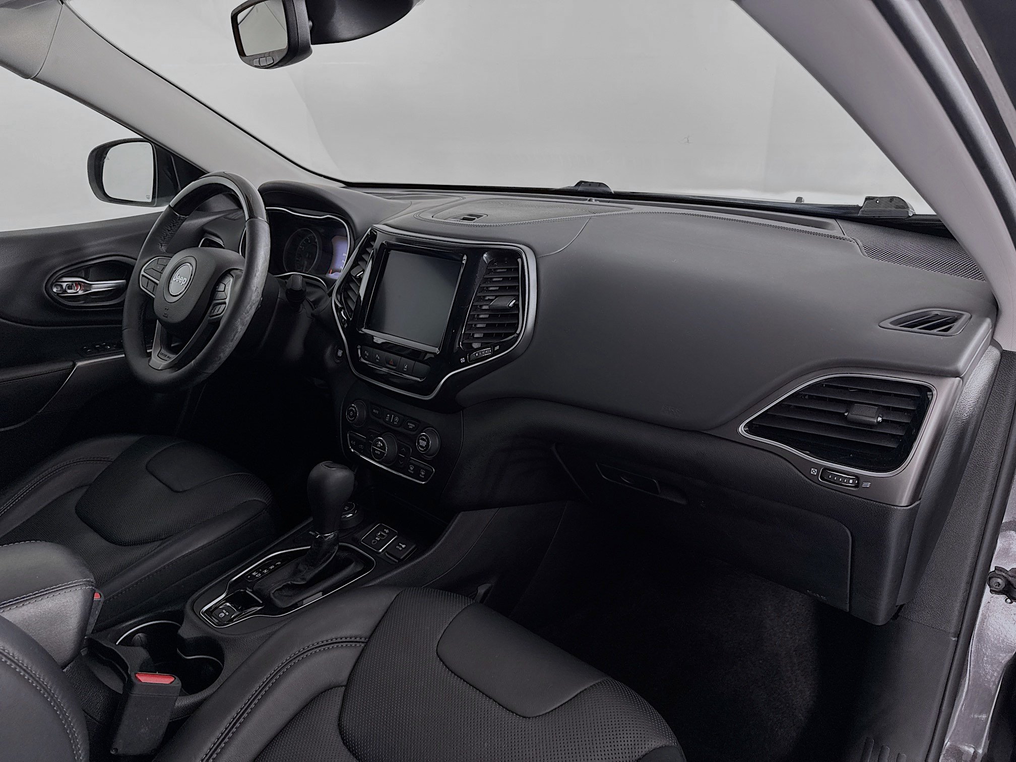 Used 2019 Jeep Cherokee Overland w/ Technology Group AWD/4WD image 28
