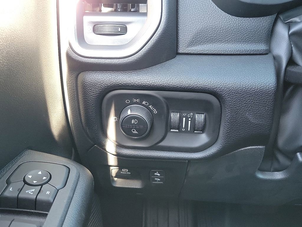 New 2026 RAM 1500 4x4 Crew Cab image 14