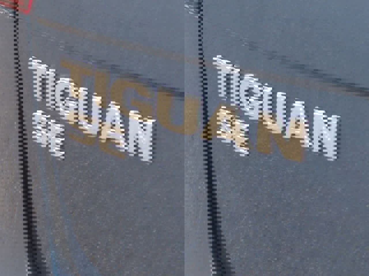 Used 2019 Volkswagen Tiguan SE w/ Panoramic Sunroof Package image 12