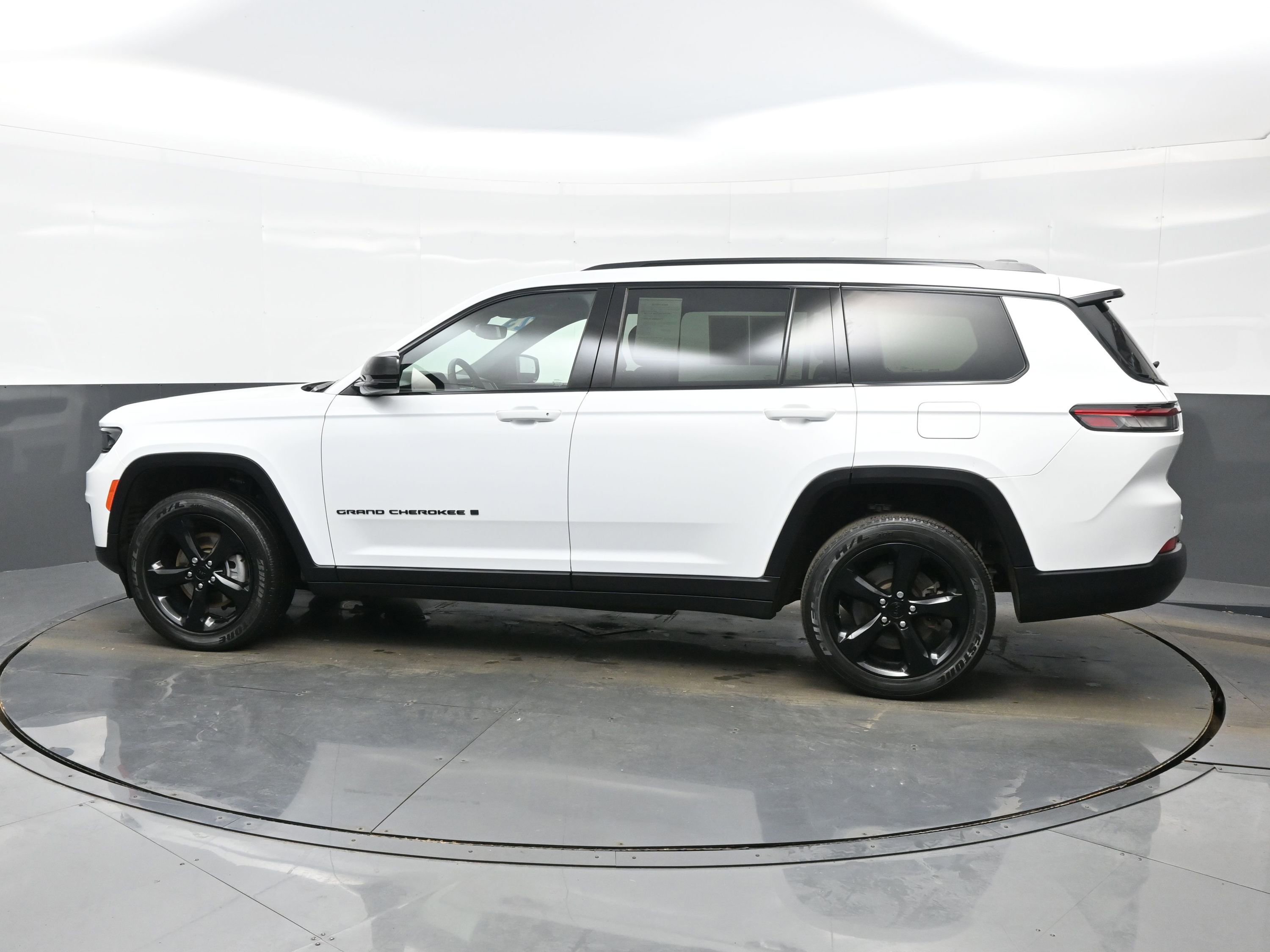 Used 2023 Jeep Grand Cherokee L Laredo image 3