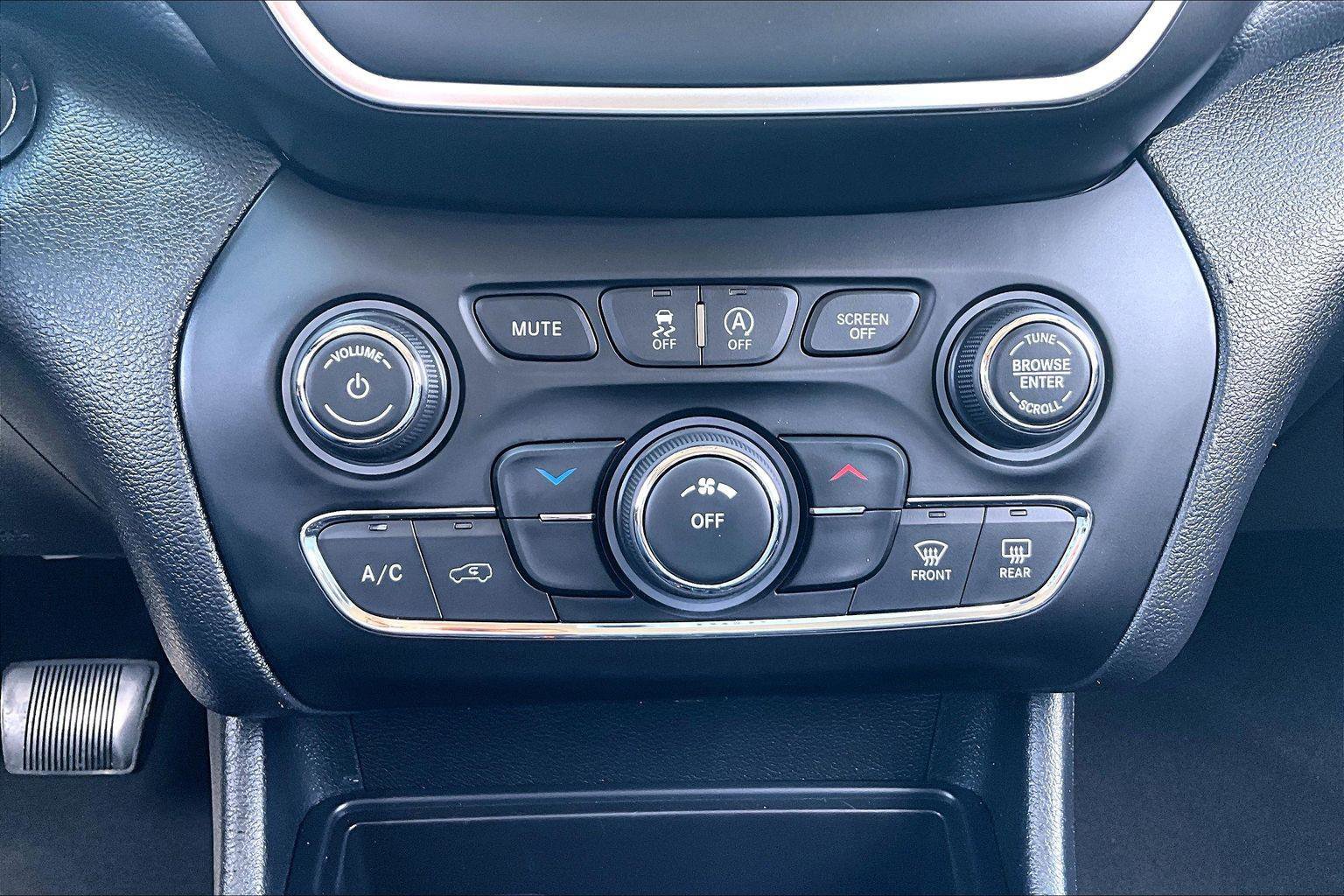 Used 2019 Jeep Cherokee Latitude Plus image 31