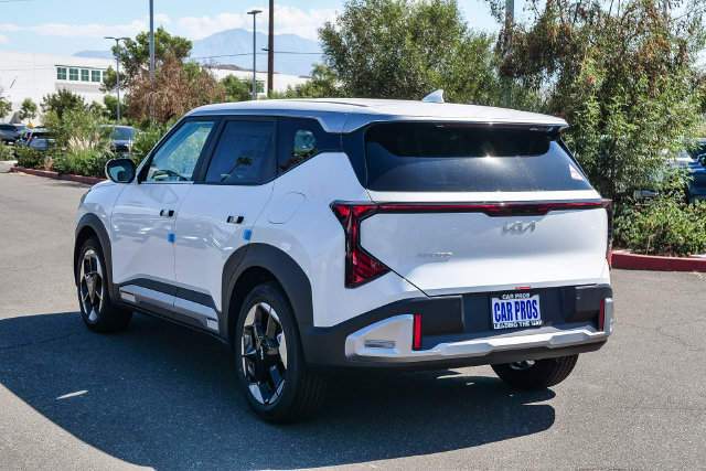 New 2027 Kia Seltos S FWD image 12