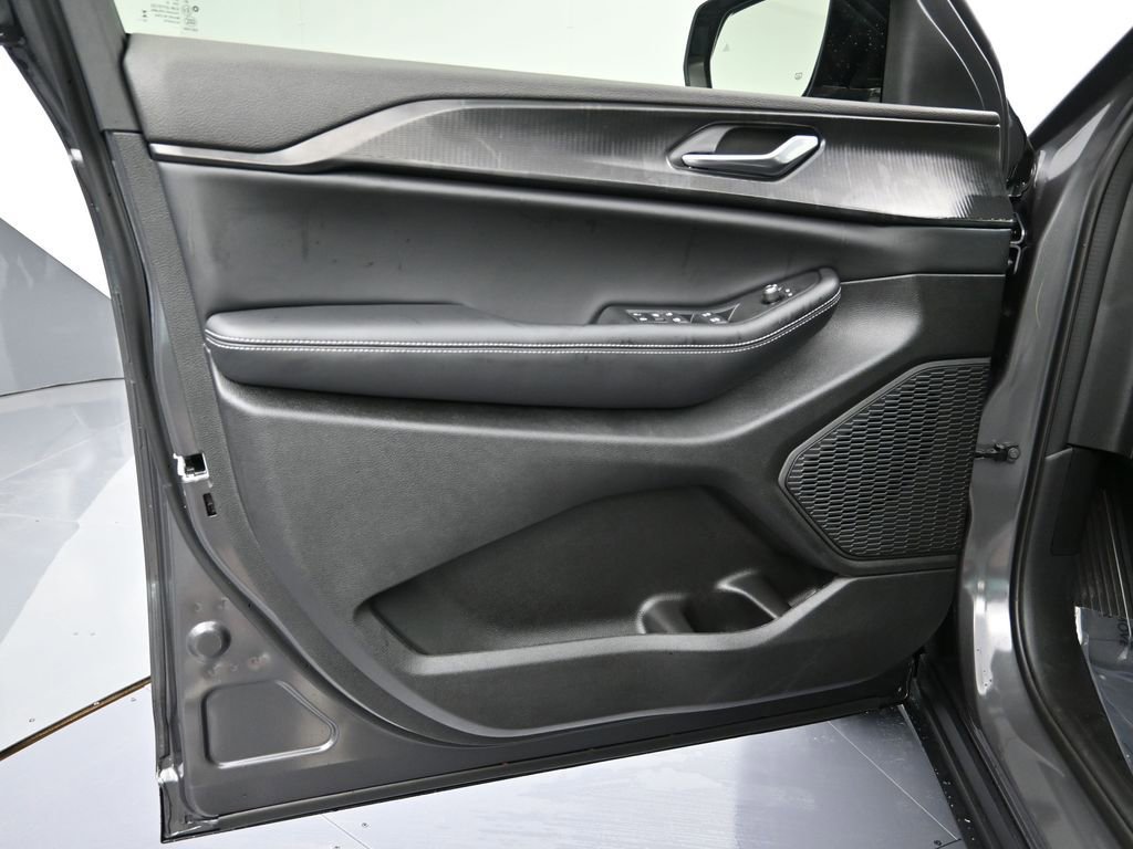 New 2025 Jeep Grand Cherokee Altitude image 11