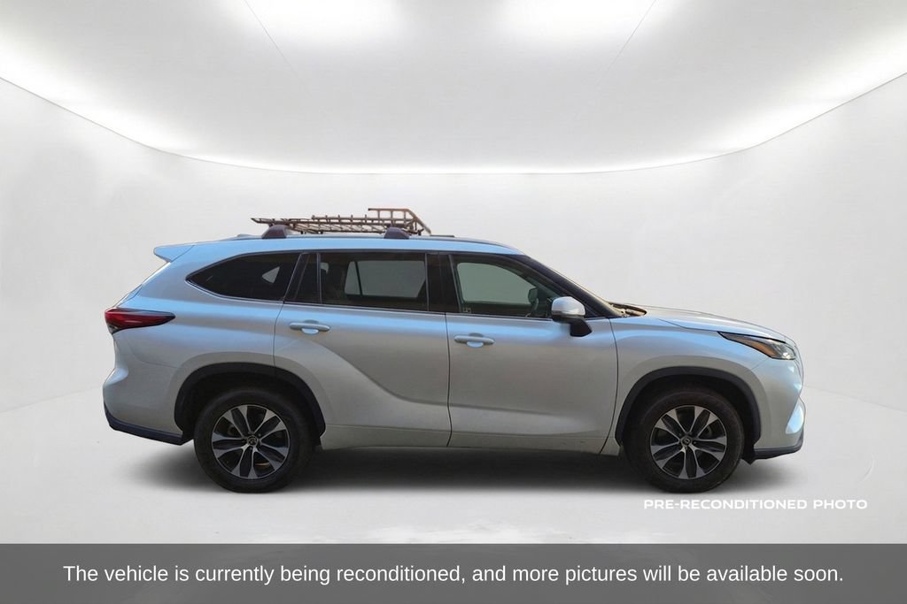 Used 2022 Toyota Highlander XLE FWD image 4