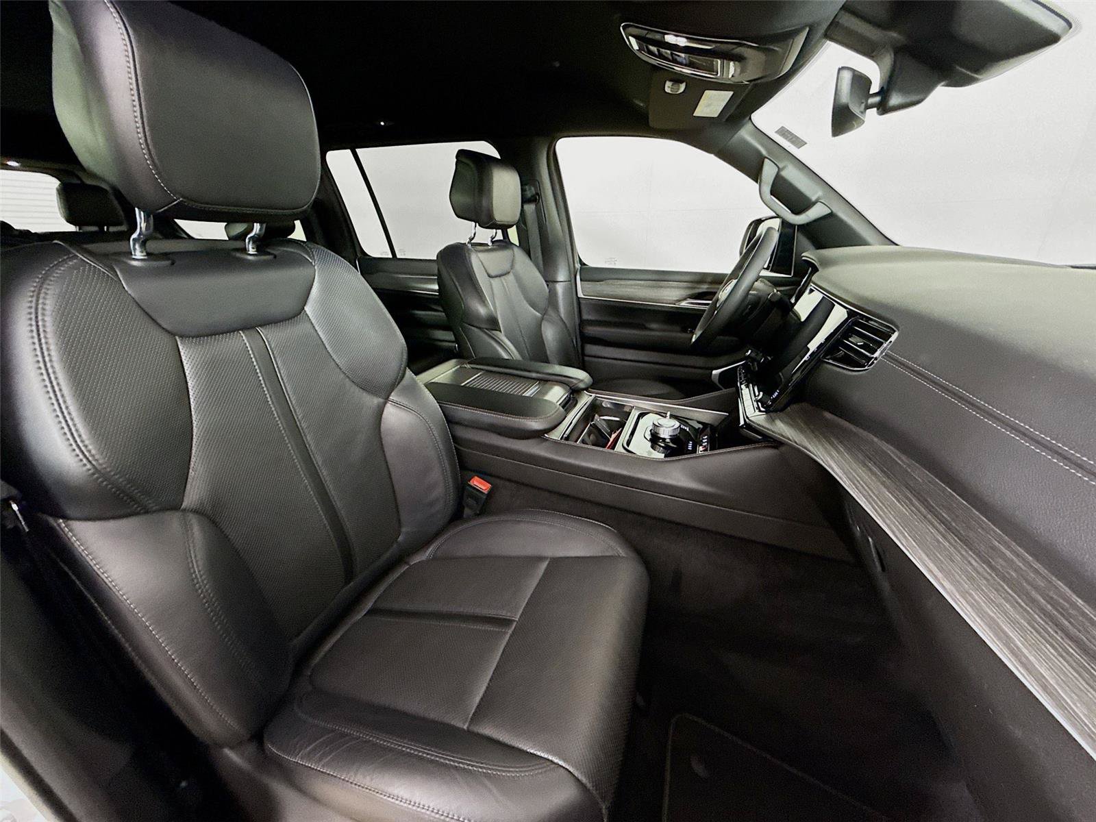 Used 2024 Jeep Wagoneer Series II AWD/4WD image 29