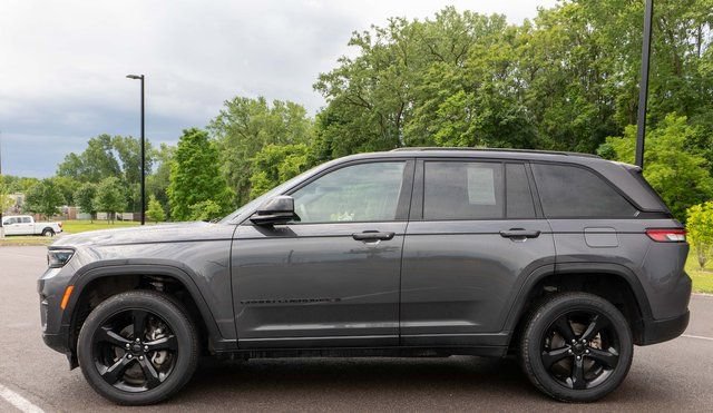 Used 2024 Jeep Grand Cherokee Altitude AWD/4WD image 9