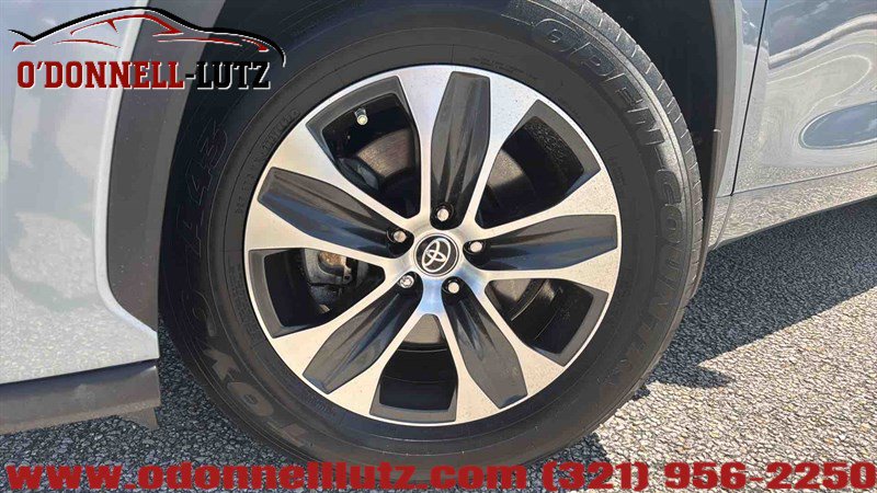 Used 2023 Toyota Highlander XLE FWD image 2