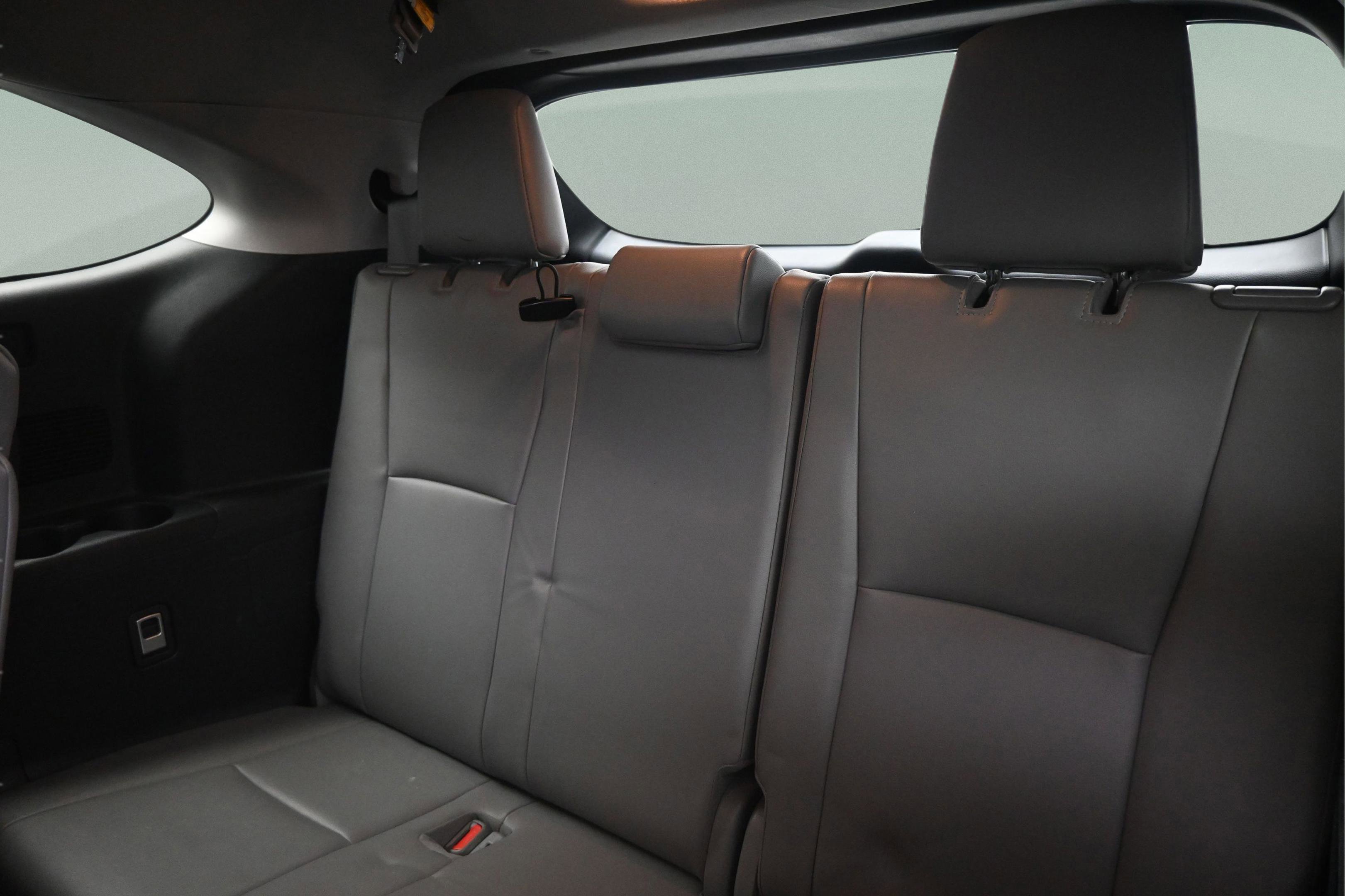 Used 2020 Toyota Highlander XLE AWD/4WD image 35