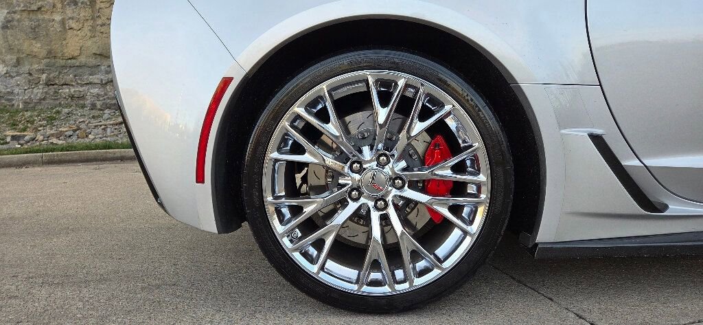 Used 2015 Chevrolet Corvette Z06 w/ 3LZ Preferred Equipment Group image 13