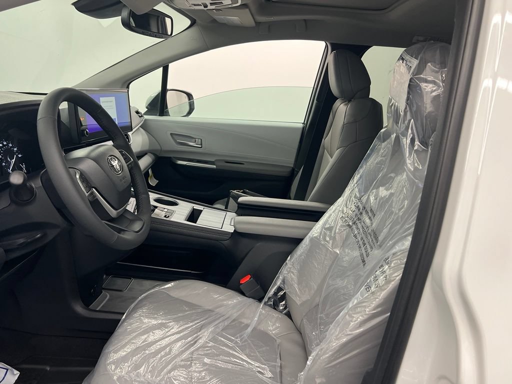 Used 2026 Toyota Sienna XLE FWD image 8
