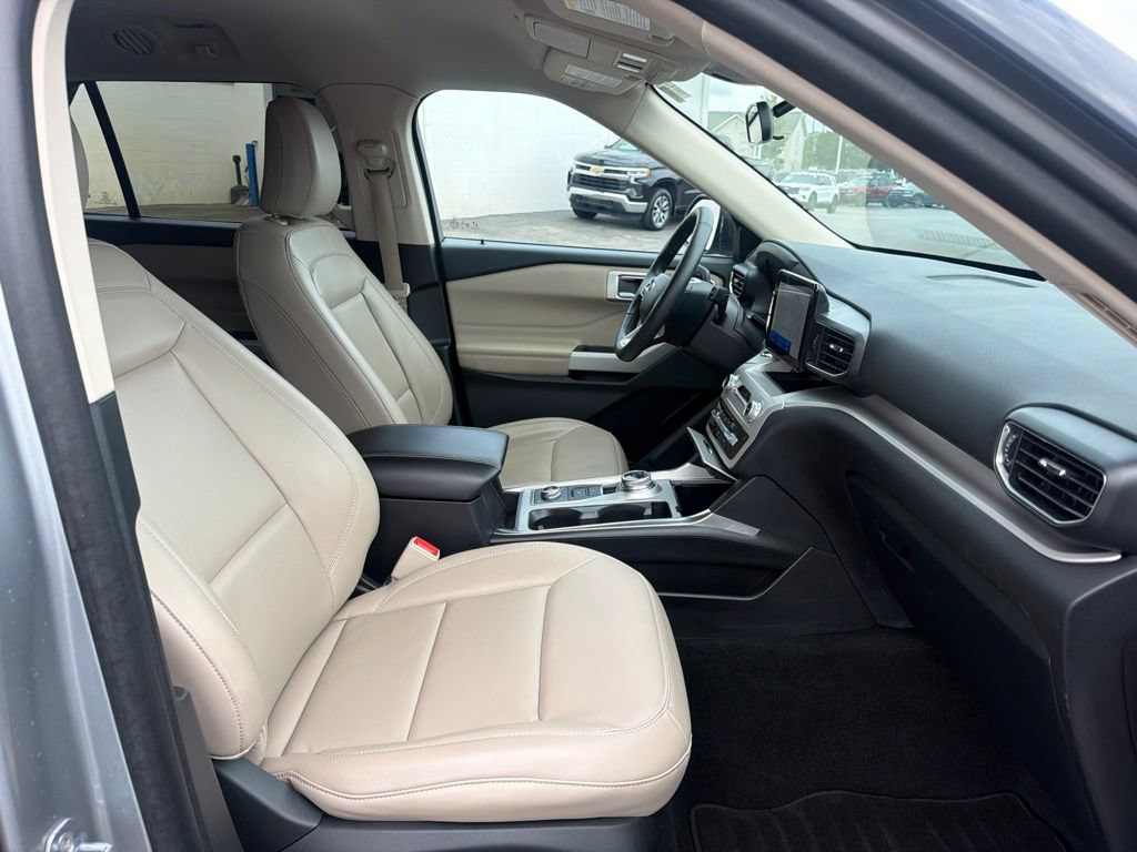 Used 2024 Ford Explorer XLT w/ Equipment Group 202A AWD/4WD image 41
