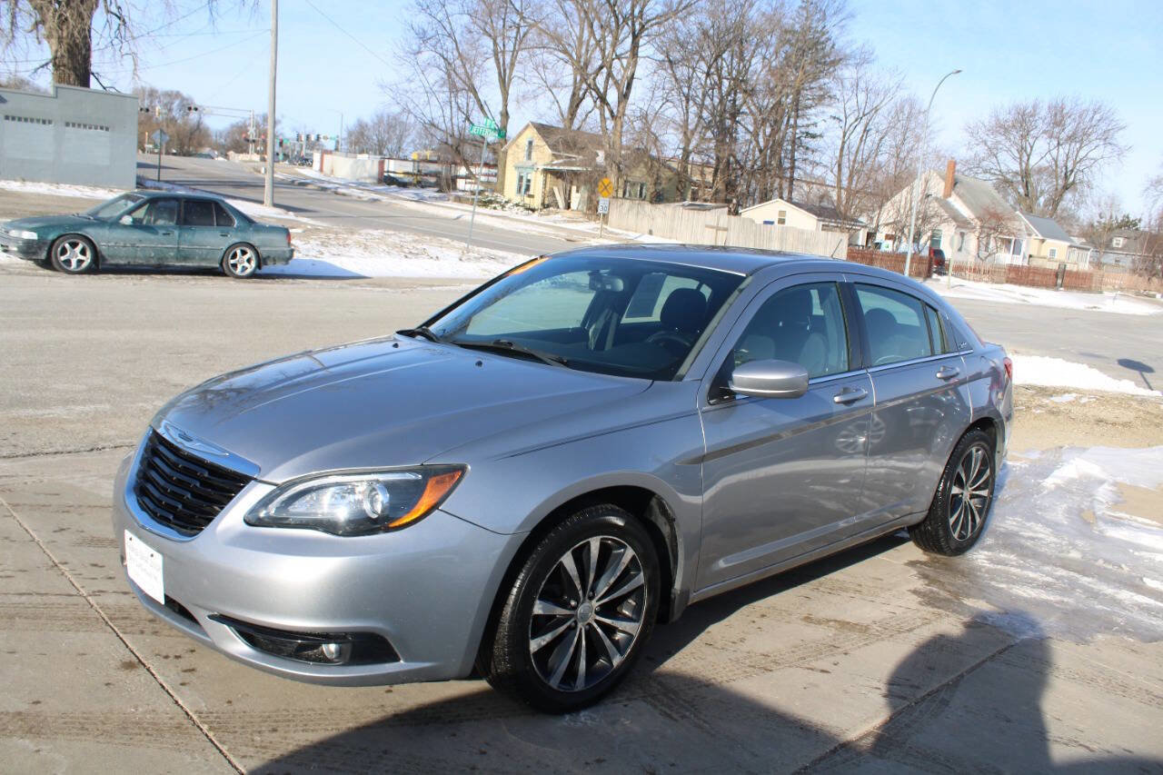 Used 2013 Chrysler 200 Touring w/ S Exterior Appearance Pkg image 4