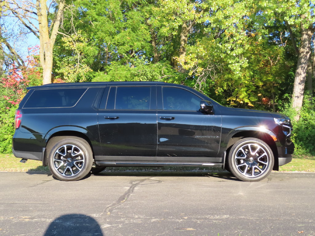 Used 2024 Chevrolet Suburban RST w/ Luxury Package AWD/4WD image 2